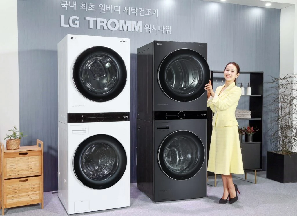 배우 조여정씨가 LG 트롬 워시타워를 소개하고 있다.