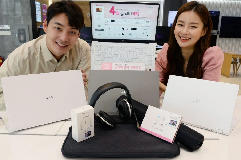 모델들이 LG전자 베스트샵 강남본점 내 노트북 판매코너에서 LG 그램 4월 구매 혜택을 소개하고 있다.