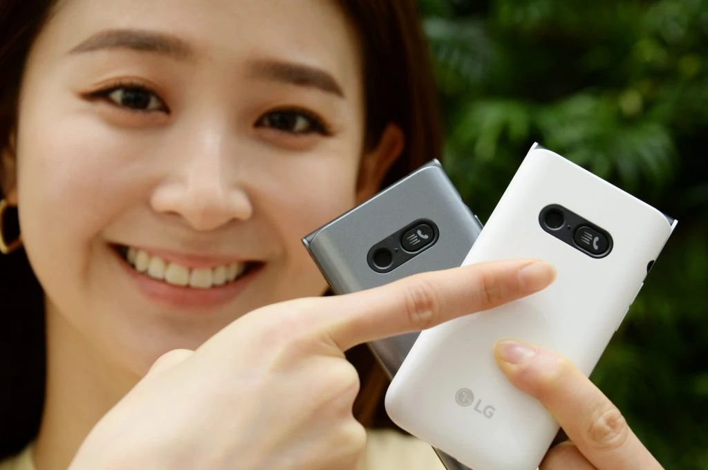 모델이 LG 폴더2를 소개하고 있다.