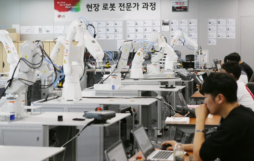 경기도 평택시 LG전자 러닝센터에서 협력사 직원들이 로봇 자동화 교육을 받고 있는 모습.