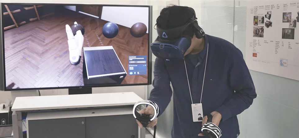 VR 기술로 사용자 환경을 가상 체험&nbsp;하는 모습