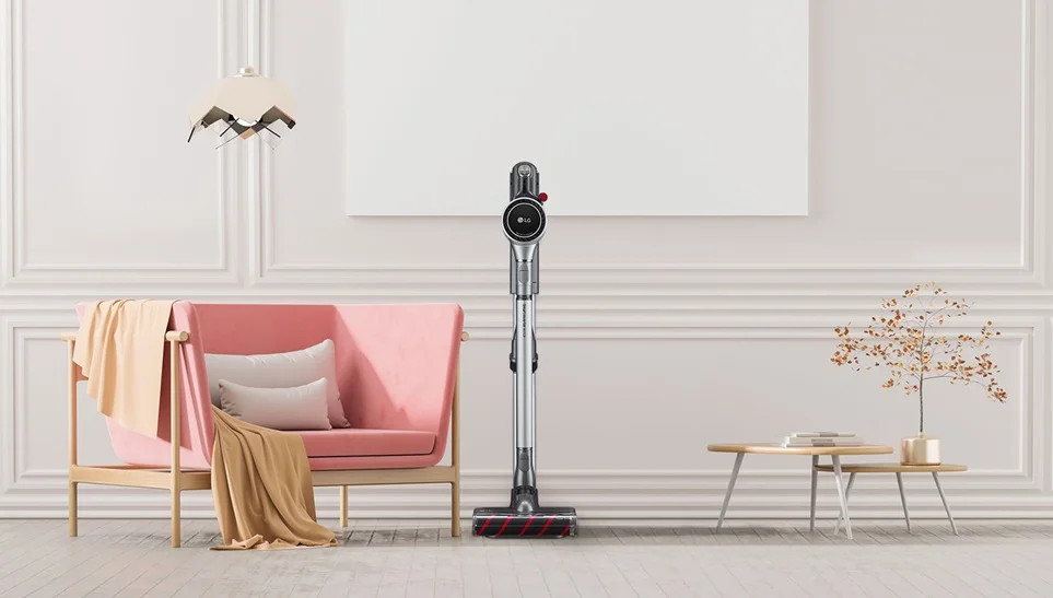 LG 코드제로 A9S 씽큐를 거실에 세워 둔 모습