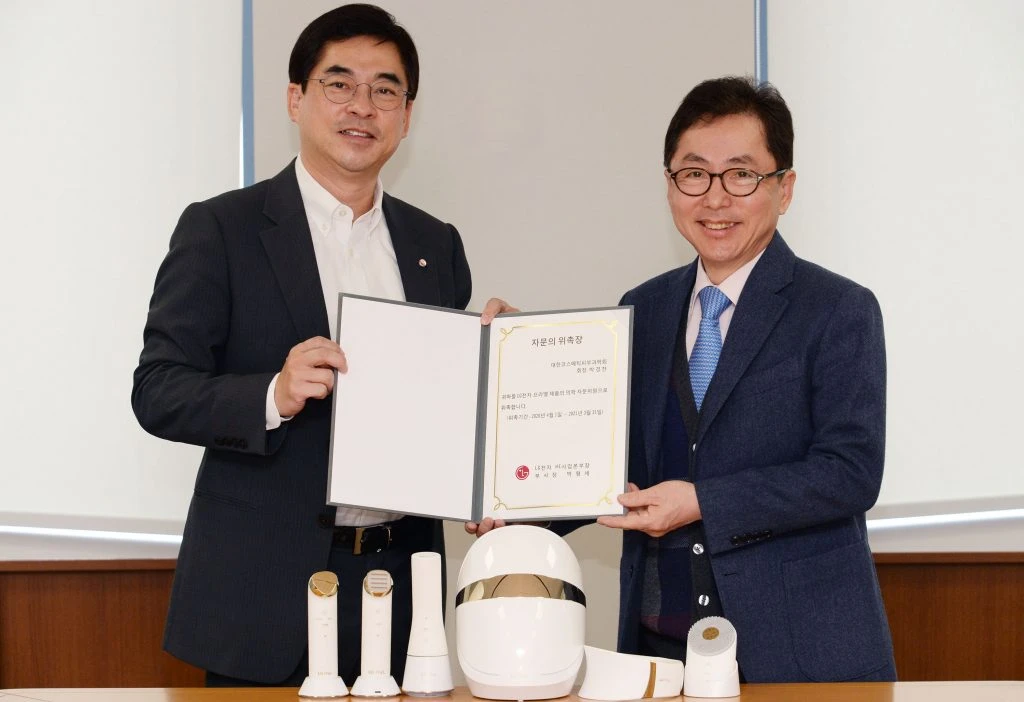 서울 영등포구 LG 트윈타워에서 열린 자문단 위촉식에서 LG전자 HE사업본부장 박형세 부사장(사진 왼쪽)과 박경찬 분당서울대학교병원 피부과 교수가 포즈를 취하고 있다. 