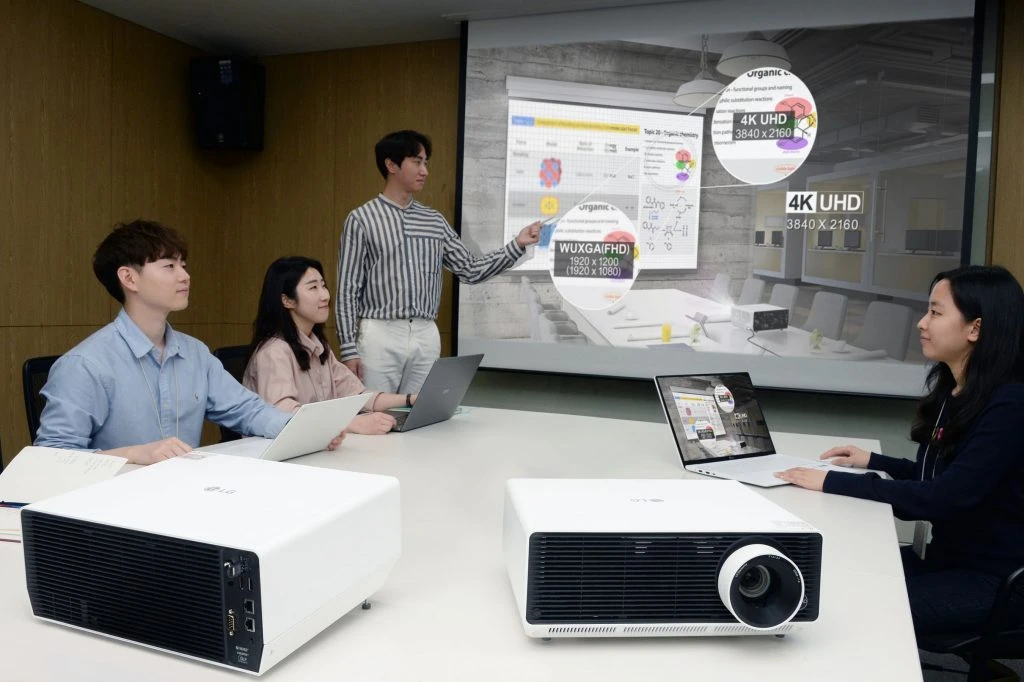 LG전자 임직원들이 LG서울역빌딩 회의실에서 4K UHD 해상도뿐 아니라 다양한 편의 기능까지 탑재한 비즈니스 프로젝터 'LG 프로빔' 신제품(모델명: BU50NST)으로 회의를 하고 있다.
