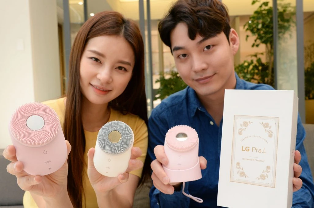 모델들이 LG 프라엘 전체 라인업을 소개하고 있다. 사진 왼쪽 여자 모델이 들고 있는 제품은 새롭게 선보인 '블라썸 핑크' 색상 LG 프라엘 초음파 클렌저(모델명: BCN1)