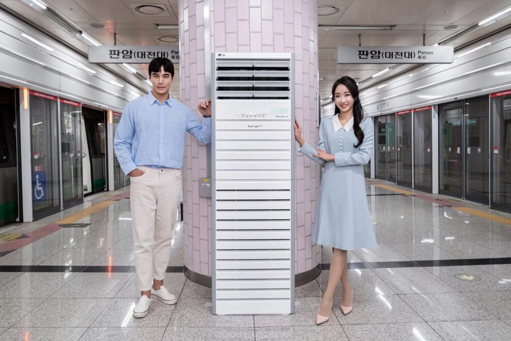 모델들이 대전지하철의 시작점인 판암역에서 'LG 퓨리케어 대형 공기청정기'를 소개하고 있다.  