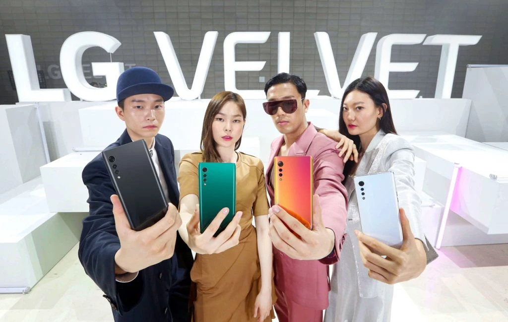  패션모델들이 LG 벨벳을 들고 개성있는 포즈를 취하고 있다. 