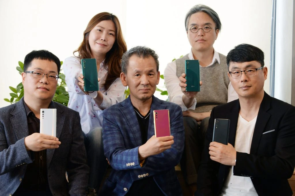 왼쪽상단부터 LG 벨벳 디자인에 참여한 최보라 책임연구원, 유승훈 책임연구원, 도기훈 책임연구원, 김영호 전문위원, 김문영 책임연구원이 LG 벨벳을 소개하고 있다.