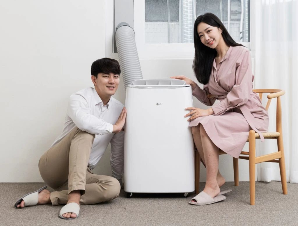 모델이 ‘LG 이동식 에어컨’ 을 소개하고 있다.