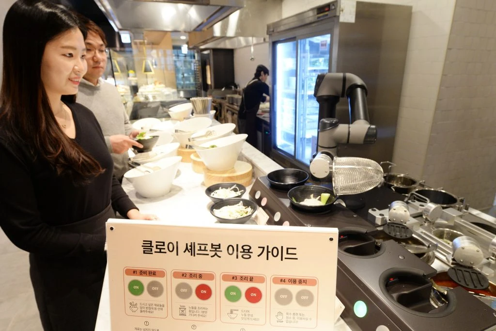 서울 강서구 소재 빕스 1호점인 등촌점에서 일하고 있는 ‘LG 클로이 셰프봇'