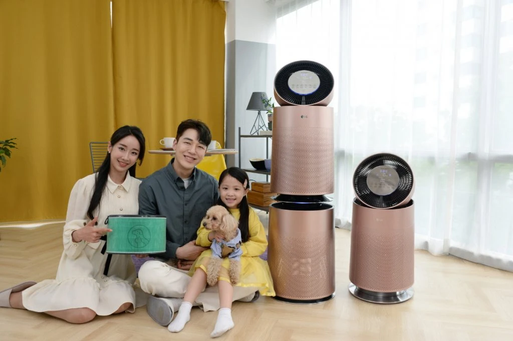 모델들이 로즈골드 색상을 적용한 퓨리케어 360° 공기청정기 펫을 소개하고 있다. 
