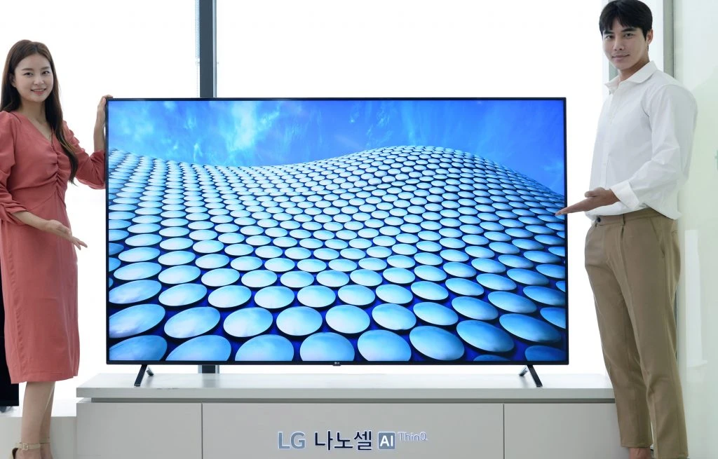 모델들이 나노셀 TV를 소개하고 있다. 모델들이 나노셀 TV를 소개하고 있다.
