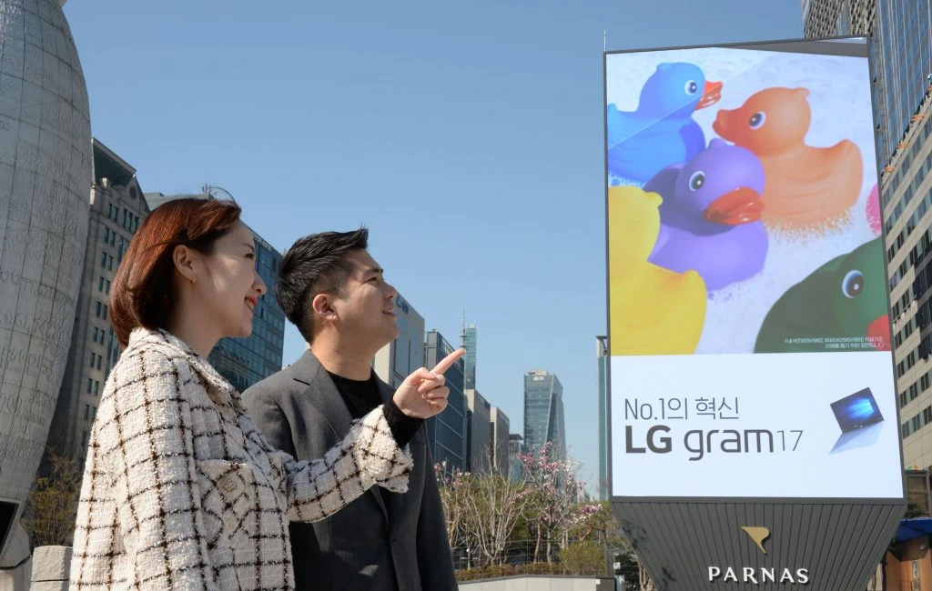 모델들이 강남구 삼성동에 위치한 파르나스 호텔 앞에서 LG전자가 설치한 고화질의 초대형 LG LED 사이니지를 소개하고 있다.