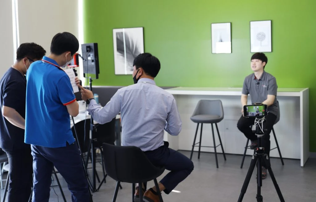 경기도 평택시에 위치한 LG전자 서비스 아카데미에서 직원들이 온라인 교육을 위한 콘텐츠를 제작하고 있다.