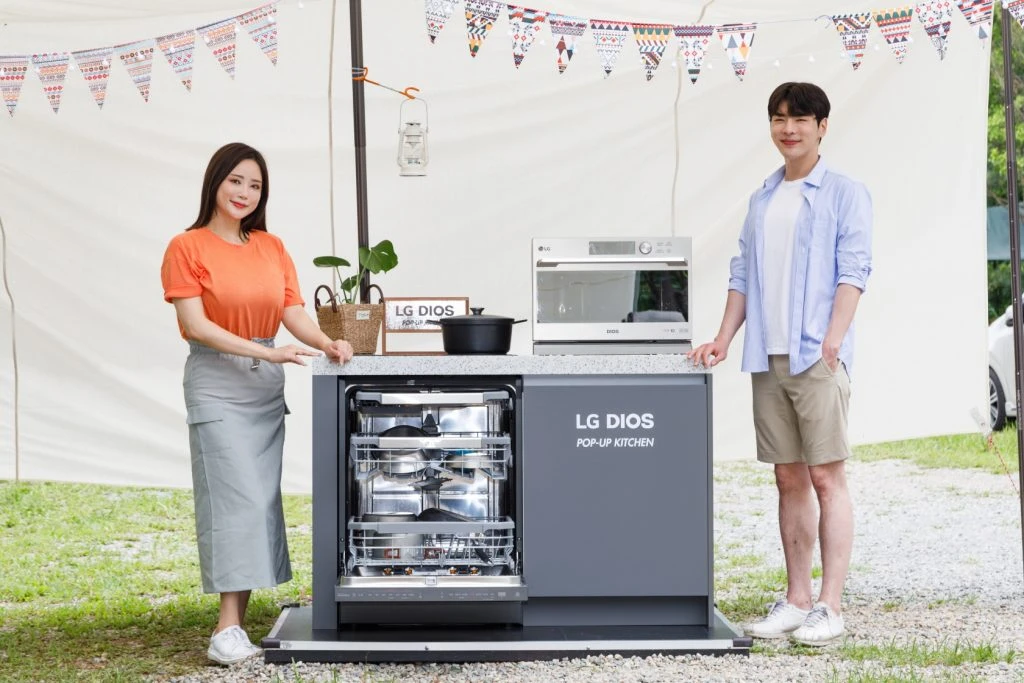 모델들이 LG 디오스 인덕션 전기레인지, LG 디오스 광파오븐, LG 디오스 식기세척기 스팀을 소개하고 있다. 모델들이 LG 디오스 인덕션 전기레인지, LG 디오스 광파오븐, LG 디오스 식기세척기 스팀을 소개하고 있다.