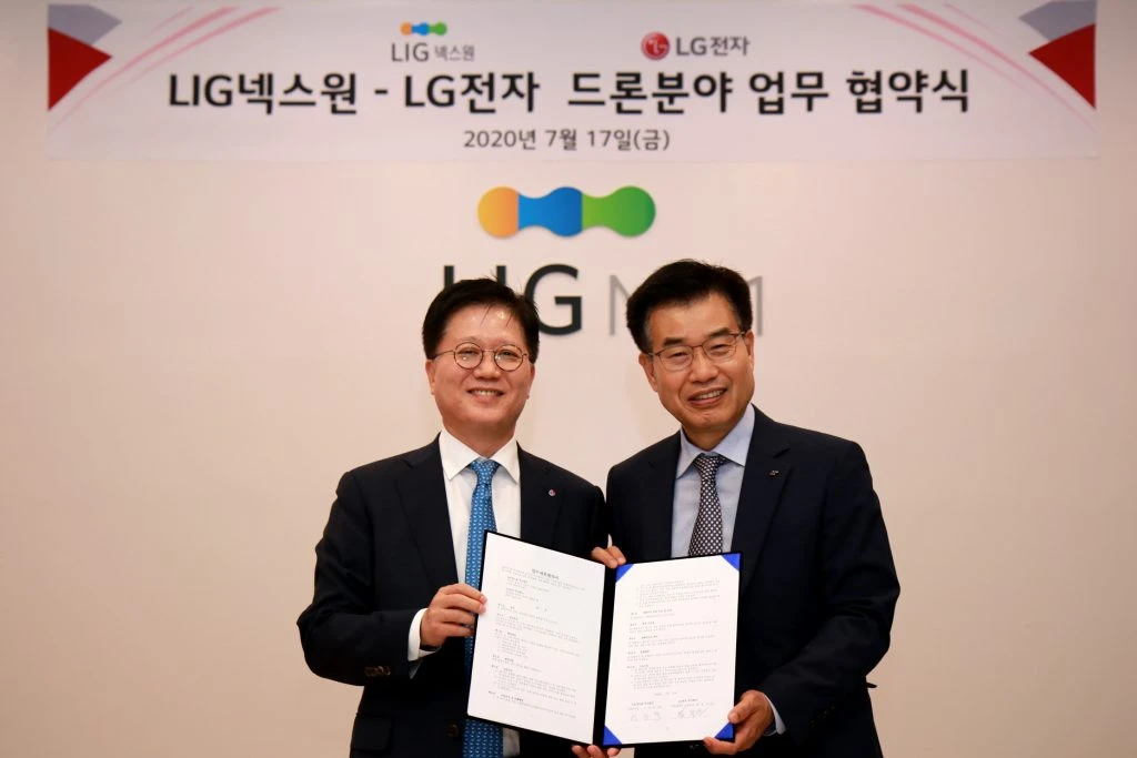 양사는 지난 17일 경기도 성남시에 위치한 LIG넥스원 판교하우스에서 LIG넥스원 사업본부장 이건혁 상무(사진 오른쪽)와 LG전자 부품솔루션사업부장 왕철민 전무 등이 참석한 가운데 '드론분야 업무 협약'을 체결했다. 양사는 지난 17일 경기도 성남시에 위치한 LIG넥스원 판교하우스에서 LIG넥스원 사업본부장 이건혁 상무(사진 오른쪽)와 LG전자 부품솔루션사업부장 왕철민 전무 등이 참석한 가운데 '드론분야 업무 협약'을 체결했다.