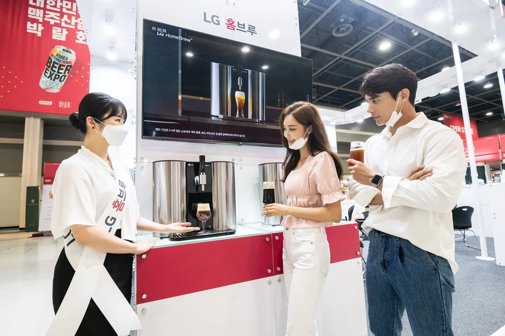 모델들이 LG 홈브루 시음행사에 참여하고 있다. 모델들이 LG 홈브루 시음행사에 참여하고 있다.