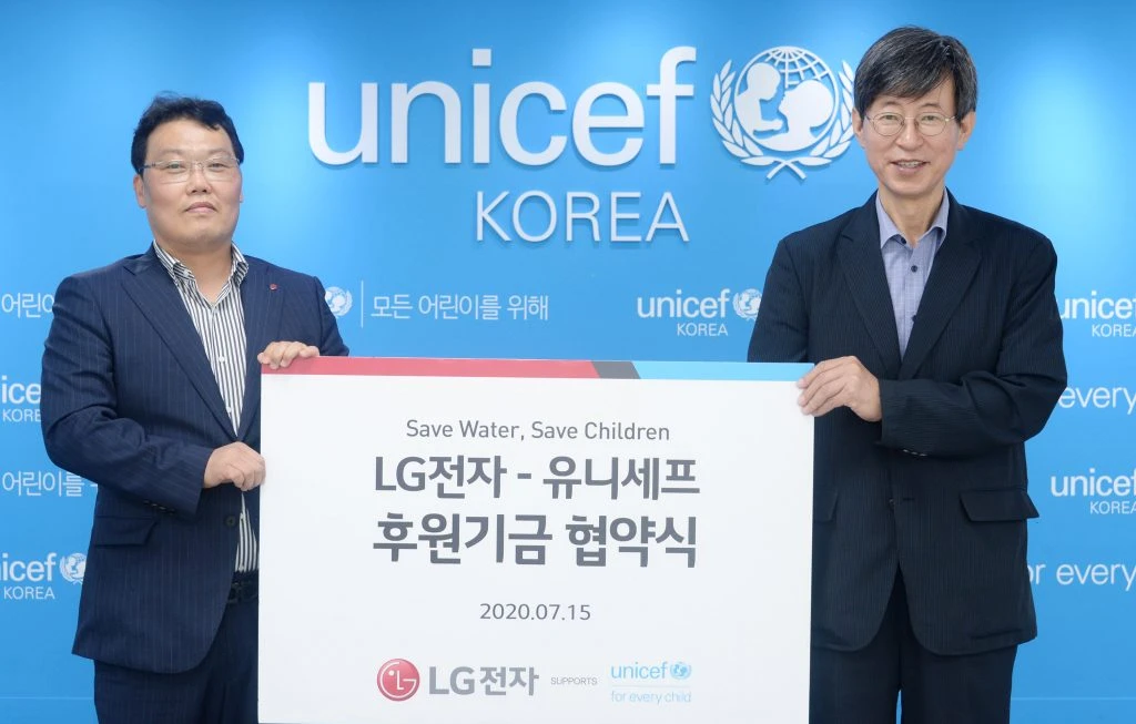 지난 15일 서울시 마포구에 위치한 유니세프한국위원회에서 유니세프한국위원회 이기철 사무총장(사진 오른쪽)과 LG전자 정수기사업담당 정순기 담당이 후원 협약을 체결하고 기념촬영을 하고 있다.