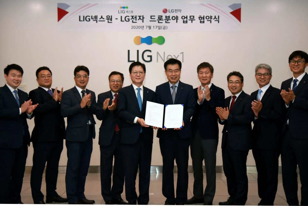 LG전자가 방위산업체인 LIG넥스원과 손잡고 군용 드론 모터를 개발한다. 양사는 지난 17일 경기도 성남시에 위치한 LIG넥스원 판교하우스에서 LIG넥스원 사업본부장 이건혁 상무(사진 오른쪽)와 LG전자 부품솔루션사업부장 왕철민 전무 등이 참석한 가운데 '드론분야 업무 협약'을 체결했다. LG전자가 방위산업체인 LIG넥스원과 손잡고 군용 드론 모터를 개발한다. 양사는 지난 17일 경기도 성남시에 위치한 LIG넥스원 판교하우스에서 LIG넥스원 사업본부장 이건혁 상무(사진 오른쪽)와 LG전자 부품솔루션사업부장 왕철민 전무 등이 참석한 가운데 '드론분야 업무 협약'을 체결했다.
