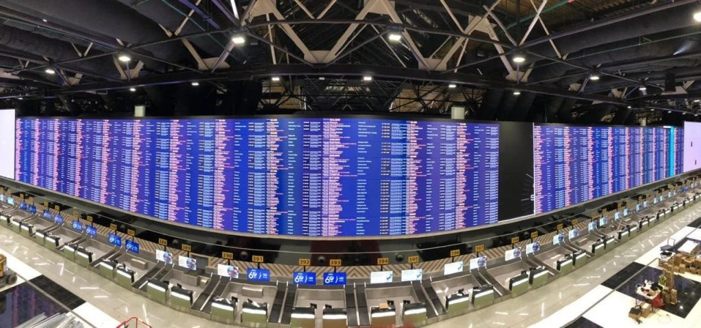 LG전자가 모스크바 북부에 위치한 세레메티예보 국제공항 C터미널에 LED 사이니지를 활용해 가로 68.5미터, 세로 6.5미터 규모의 항공운항정보표출시스템을 구축했다.