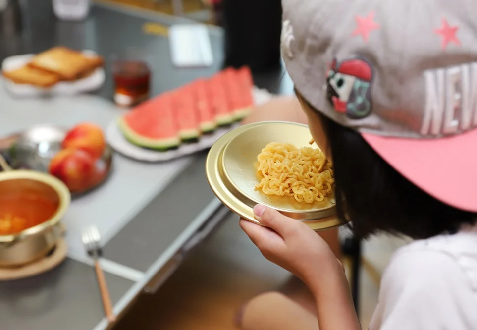라면 먹는 아이