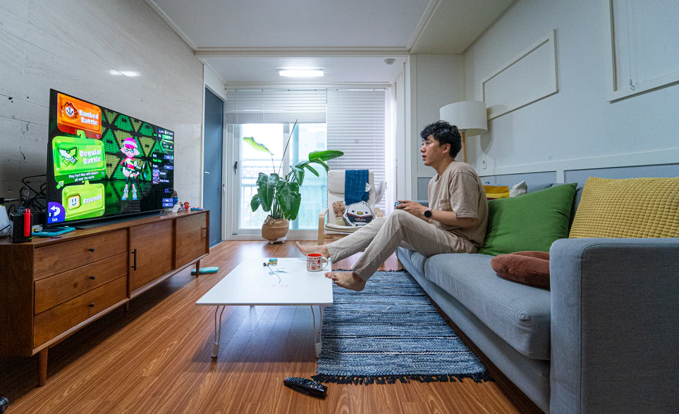 48형 LG OLED TV로 홈 엔터테인먼트를 즐기는 모습