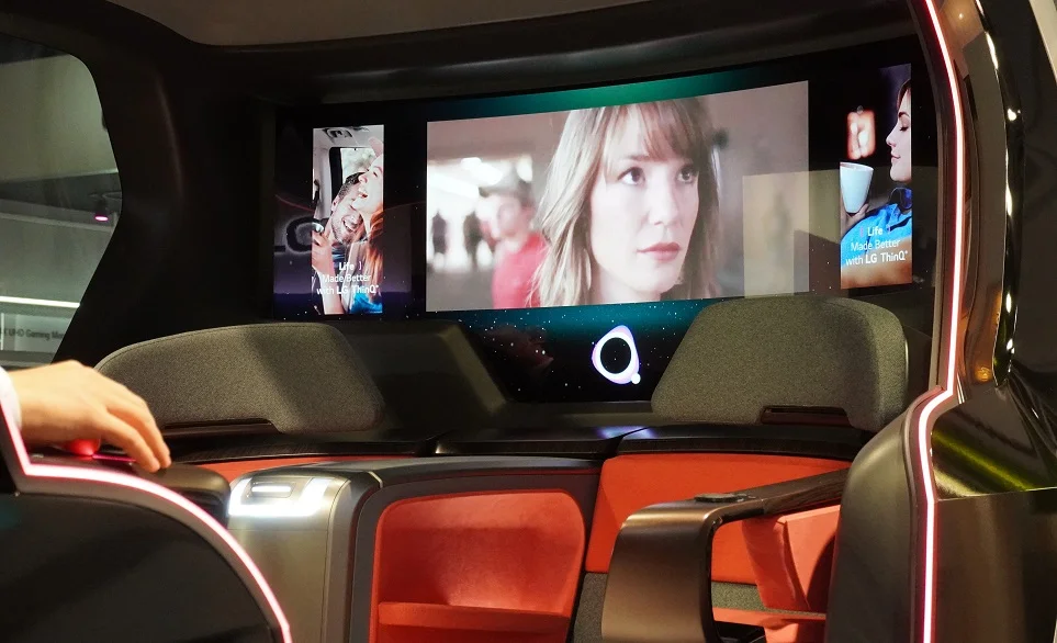 LG전자가 CES 2020에서 선보인 커넥티드카 내부에 설치된 올레드 디스플레이