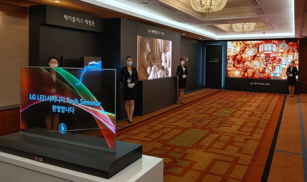 LG전자가 행사장 내부에 마이크로 LED 사이니지, 케이블리스 콘셉트의 LED 사이니지, 투명 터치 OLED 사이니지 등 LG만의 차별화된 사이니지를 체험할 수 있는 공간을 마련했다. LG전자가 행사장 내부에 마이크로 LED 사이니지, 케이블리스 콘셉트의 LED 사이니지, 투명 터치 OLED 사이니지 등 LG만의 차별화된 사이니지를 체험할 수 있는 공간을 마련했다.