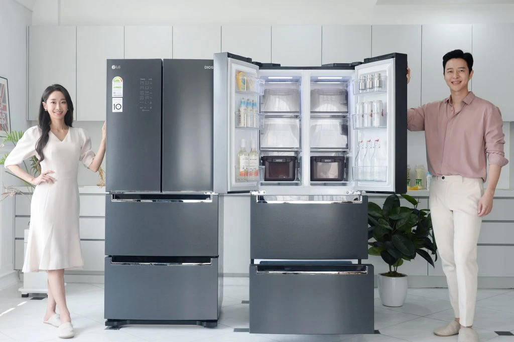 모델들이 'LG 디오스 김치톡톡(모델명: K410MC19E)'을 소개하고 있다.