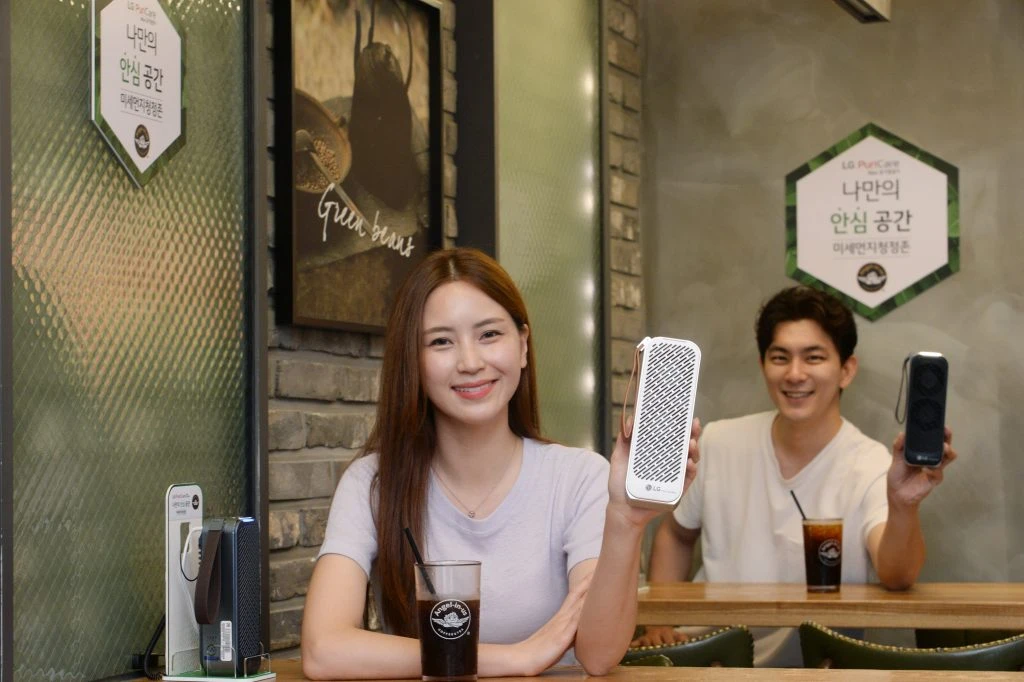 모델들이 서울 강북구에 있는 엔제리너스 수유역점에서 LG 퓨리케어 미니를 소개하고 있다. 모델들이 서울 강북구에 있는 엔제리너스 수유역점에서 LG 퓨리케어 미니를 소개하고 있다.