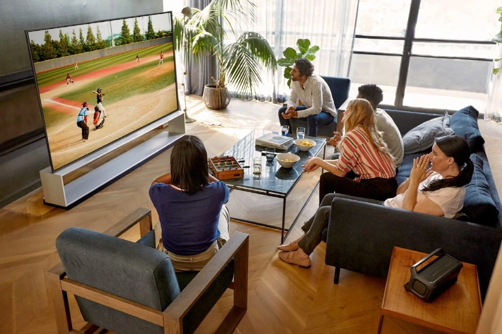 모델들이 LG 올레드 TV의 차원이 다른 화질로 스포츠 경기를 즐기고 있는 모습 모델들이 LG 올레드 TV의 차원이 다른 화질로 스포츠 경기를 즐기고 있는 모습