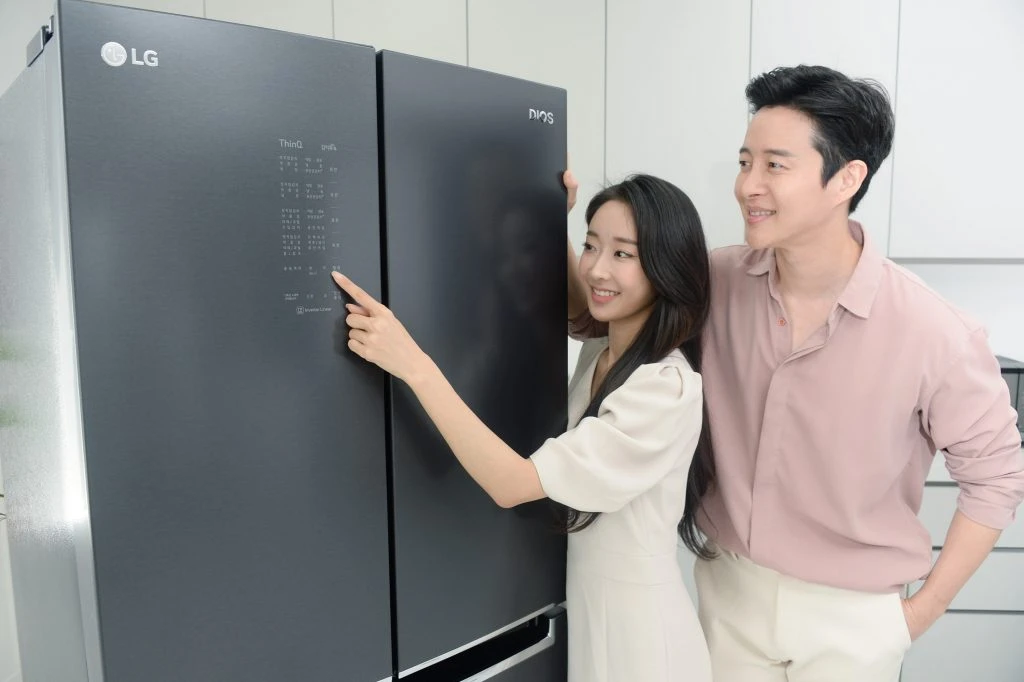 LG전자가 많은 양의 김치도 오랫동안 신선하게 보관하는 김치냉장고 ‘LG 디오스 김치톡톡’ 신제품 40종을 24일부터 순차적으로 출시한다. 모델들이 'LG 디오스 김치톡톡(모델명: K410MC19E)'을 소개하고 있다.