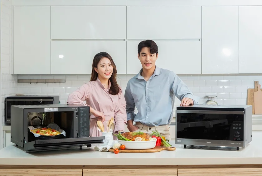 모델들이 39L 용량 신제품(모델명: ML39PTW)을 소개하고 있다.