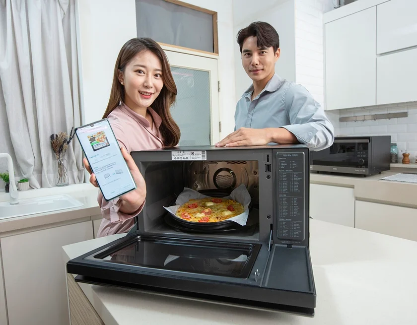 모델들이 39L 용량 신제품(모델명: ML39PTW)을 소개하고 있다.