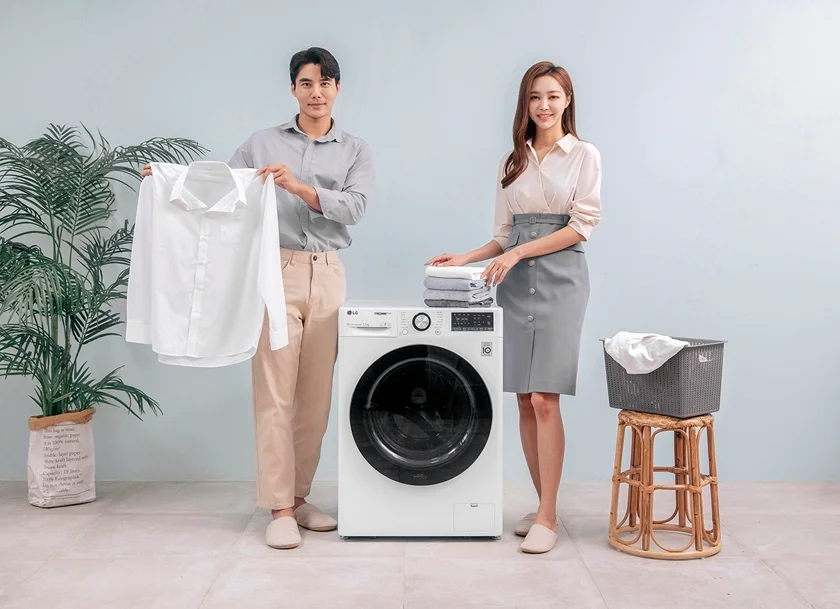 모델들이 12kg 용량 LG 트롬 세탁기 씽큐(모델명: F12WVC)를 소개하고 있다.