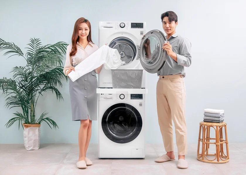 모델들이 서랍형 스태킹키트가 설치된 12kg 용량 LG 트롬 세탁기 씽큐(모델명: F12WVC, 아래쪽)와 9kg 용량 LG 트롬 건조기 씽큐(모델명: RH9WV, 위쪽)를 소개하고 있다.