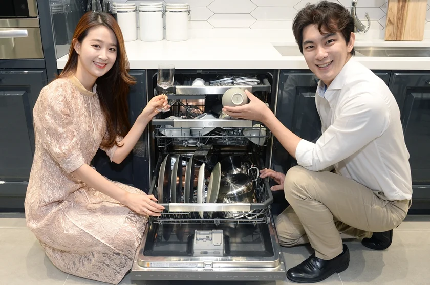 모델들이 '디오스 식기세척기 스팀' 빌트인 전용 신제품을 소개하고 있다. 모델들이 '디오스 식기세척기 스팀' 빌트인 전용 신제품을 소개하고 있다.