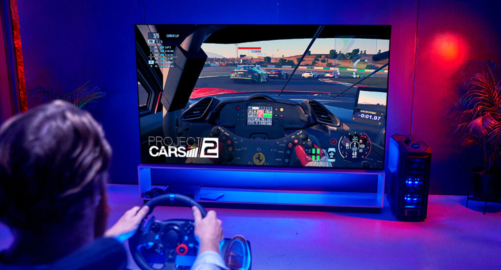 모델이 프리미엄 화질에 차원이 다른 게이밍 성능까지 인정받은 'LG 시그니처 올레드 8K(모델명: OLED88ZX)'를 활용해 게임을 즐기고 있는 모습 모델이 프리미엄 화질에 차원이 다른 게이밍 성능까지 인정받은 'LG 시그니처 올레드 8K(모델명: OLED88ZX)'를 활용해 게임을 즐기고 있는 모습