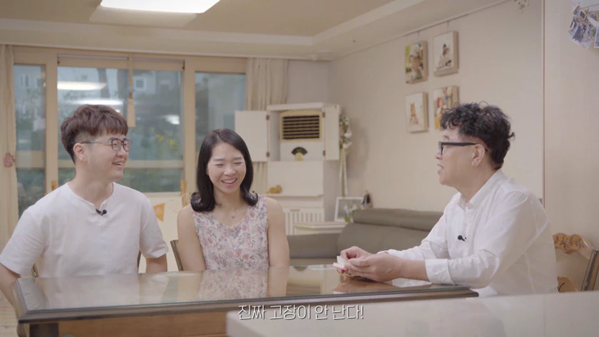 '달려라 하니'의 이진주 작가(사진 오른쪽)가 고객들과 골드스타 에어컨에 얽힌 사연을 이야기 하고 있다.