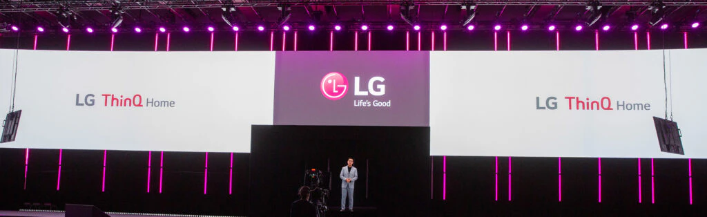 경기도 판교신도시 LG 씽큐 홈을 독일 현지와 실시간으로 연결한 모습