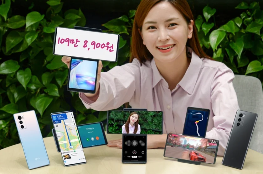모델이 LG 윙을 소개하고 있다. 모델이 LG 윙을 소개하고 있다.