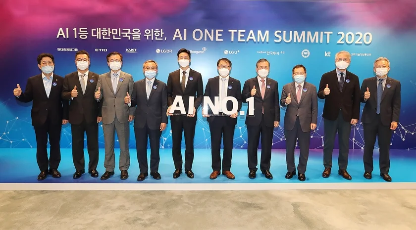 (왼쪽부터)과학기술정보통신부 장석영 2차관, 한국투자증권 정일문 사장, ETRI 박상규 부원장, 한양대학교 김우승 총장, 현대중공업그룹 정기선 부사장, KT 구현모 대표, KAIST 신성철 총장, 동원그룹 박인구 부회장, LG전자 권봉석 사장, LG유플러스 이상민 부사장이 기념촬영을 하고 있다. (왼쪽부터)과학기술정보통신부 장석영 2차관, 한국투자증권 정일문 사장, ETRI 박상규 부원장, 한양대학교 김우승 총장, 현대중공업그룹 정기선 부사장, KT 구현모 대표, KAIST 신성철 총장, 동원그룹 박인구 부회장, LG전자 권봉석 사장, LG유플러스 이상민 부사장이 기념촬영을 하고 있다.