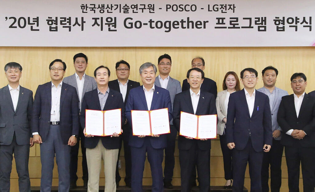 LG전자, 포스코, 한국생산기술연구원이 최근 중소·중견기업의 기술경쟁력을 높이기 위해 ‘생산성 혁신 고 투게더(Go Together)’ 사업을 위한 업무협약을 체결했다. 협약식 참석자들이 기념촬영을 하고 있다. (왼쪽에서 네 번째 LG전자 생산기술원장 홍순국 사장, 왼쪽에서 여섯 번째 한국생산기술연구원 이낙규 원장, 오른쪽에서 다섯 번째 포스코 기술연구원장 이덕락 부사장) LG전자, 포스코, 한국생산기술연구원이 최근 중소·중견기업의 기술경쟁력을 높이기 위해 ‘생산성 혁신 고 투게더(Go Together)’ 사업을 위한 업무협약을 체결했다. 협약식 참석자들이 기념촬영을 하고 있다. (왼쪽에서 네 번째 LG전자 생산기술원장 홍순국 사장, 왼쪽에서 여섯 번째 한국생산기술연구원 이낙규 원장, 오른쪽에서 다섯 번째 포스코 기술연구원장 이덕락 부사장)