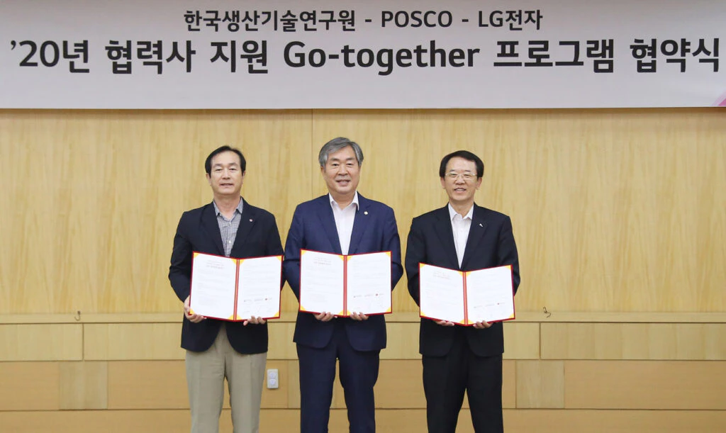 LG전자, 포스코, 한국생산기술연구원이 최근 중소·중견기업의 기술경쟁력을 높이기 위해 ‘생산성 혁신 고 투게더(Go Together)’ 사업을 위한 업무협약을 체결했다. (왼쪽부터) LG전자 생산기술원장 홍순국 사장, 한국생산기술연구원 이낙규 원장, 포스코 기술연구원장 이덕락 부사장이 기념촬영을 하고 있다. LG전자, 포스코, 한국생산기술연구원이 최근 중소·중견기업의 기술경쟁력을 높이기 위해 ‘생산성 혁신 고 투게더(Go Together)’ 사업을 위한 업무협약을 체결했다. (왼쪽부터) LG전자 생산기술원장 홍순국 사장, 한국생산기술연구원 이낙규 원장, 포스코 기술연구원장 이덕락 부사장이 기념촬영을 하고 있다.