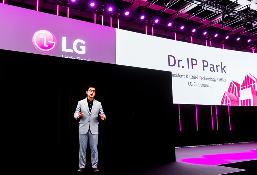 IFA 2020 프레스 컨퍼런스 무대에 홀로그램으로 등단한 모습