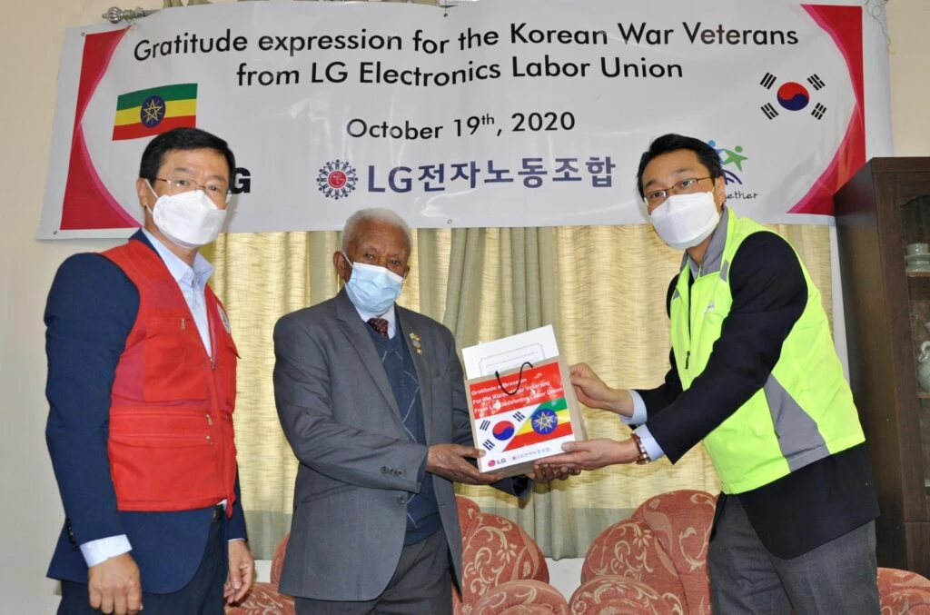 양승환 LG전자 에티오피아지점장(오른쪽에서 첫 번째)이 에티오피아 참전용사에게 생활지원금과 물품을 전달하고 있다.