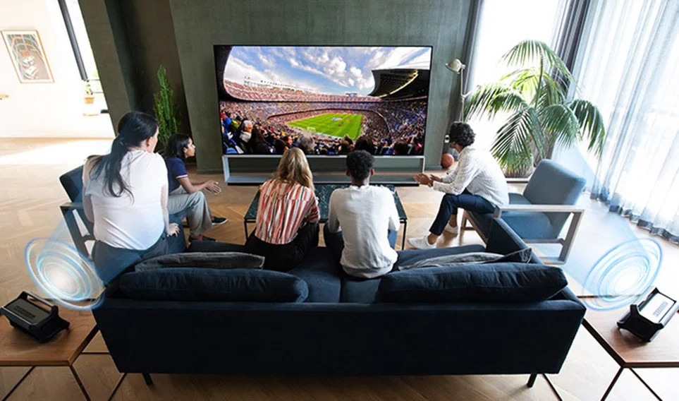 LG 시그니처 올레드 8K 를 보고있는 사람들