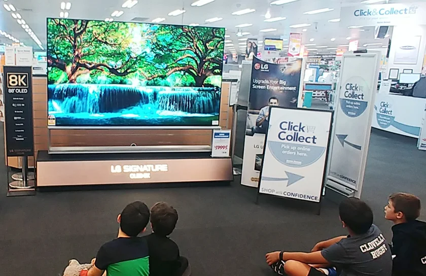 호주 하버노만(Harvey Norman) 가전 매장에서  5년 연속 호주 최고 TV 브랜드로 선정된 LG전자의 올레드 TV를 체험하고 있는 모습