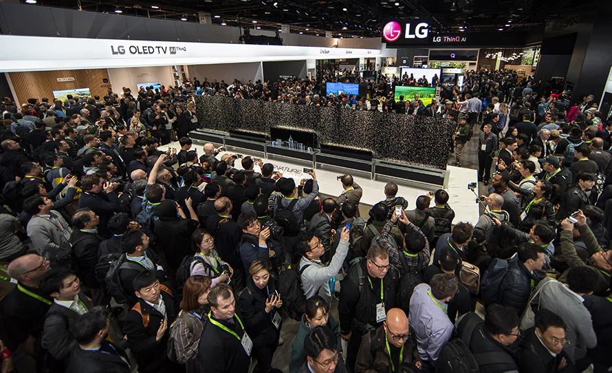 CES 2020 LG전자 부스에서 선보인 ‘LG SIGNATURE OLED R’