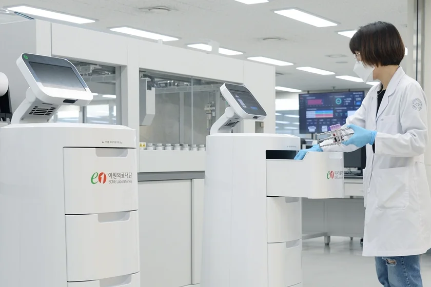 이원의료재단 의료진이 LG 클로이 서브봇에 검체를 넣고 있다. 이원의료재단 의료진이 LG 클로이 서브봇에 검체를 넣고 있다.